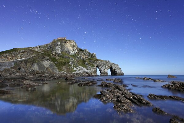 Mare e Oceano. Casa sulla roccia