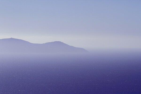 Niebla irreal sobre las montañas y el océano