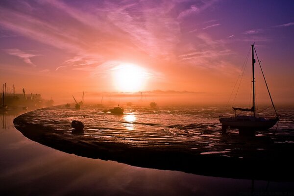 Atemberaubender Sonnenuntergang am Meer