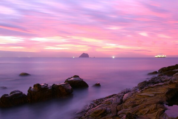 Coucher de soleil lilas, brume au-dessus de l eau