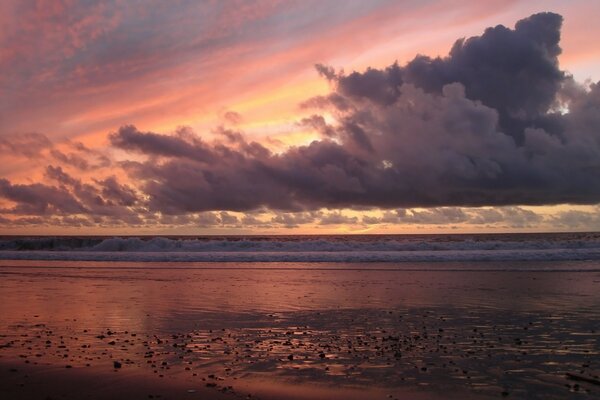 Beau coucher de soleil sur fond de mer