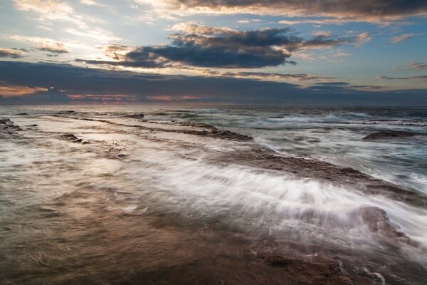 Le onde del mare rotolano con forza sulla riva