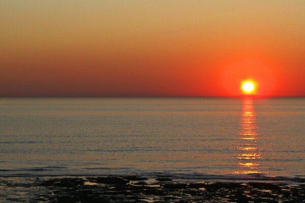 Der abendliche Sonnenuntergang spiegelt sich im Meer wider