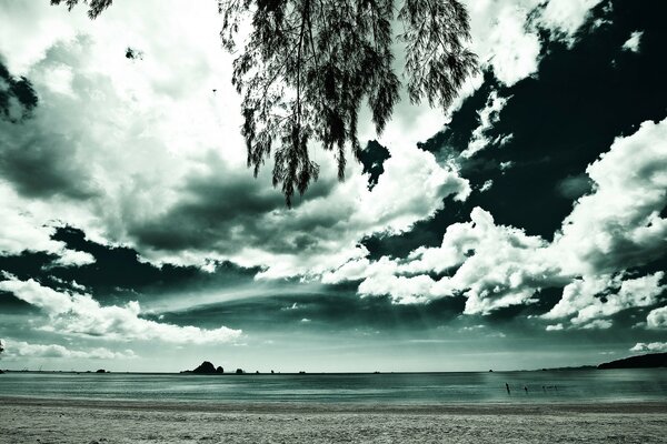 Paisagem bonita: céu, praia e mar