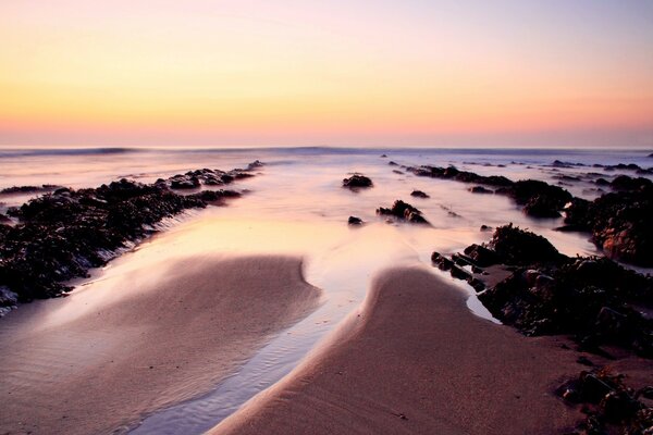 Mar e oceano. Pôr do sol na praia