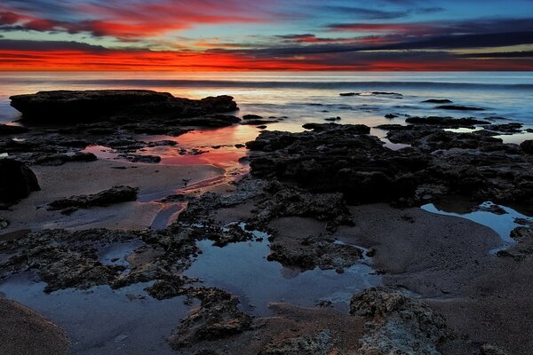 Sonnenuntergang am wilden Strand. Unbekannte Orte