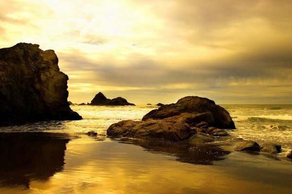 Luce del sole attraverso le nuvole sulla spiaggia