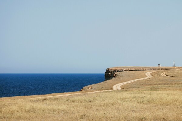 A estrada para o farol ao longo da Costa