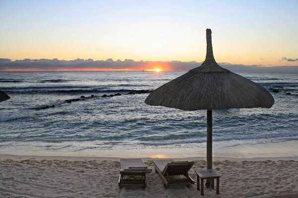 Mar e oceano. Pôr do sol na praia