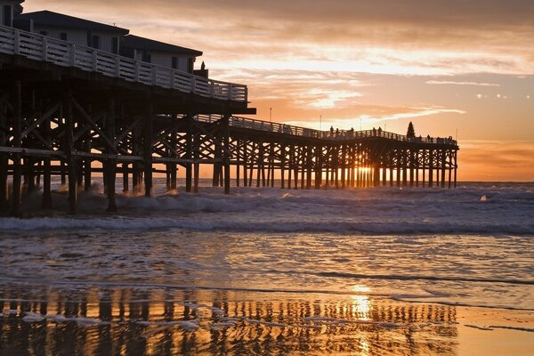 Casas de madera sobre el océano al atardecer