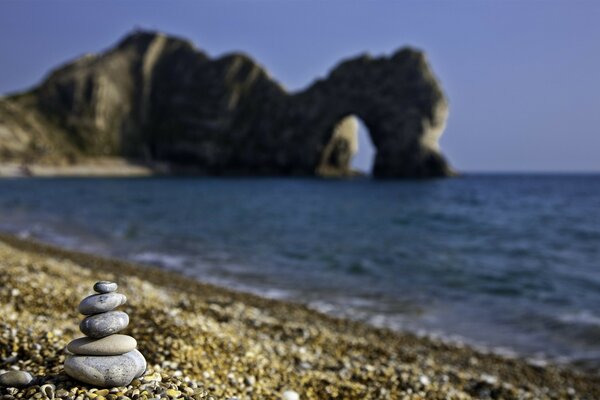 Pirâmide de pedras à beira-mar