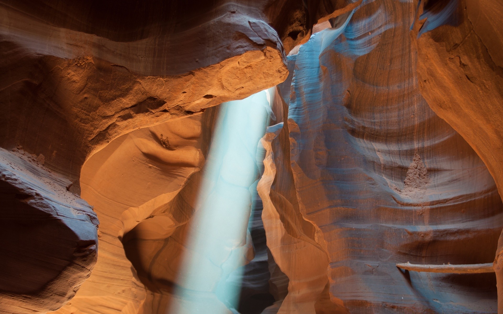 deserto viagens adulto canyon arte arenito rocha sozinho areia caverna ao ar livre homem geologia escultura borrão mulher paisagem