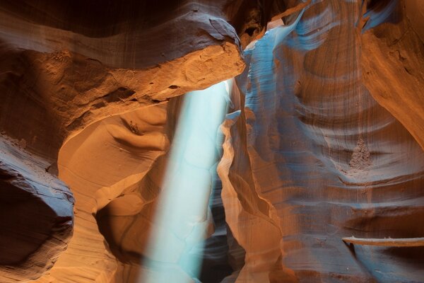 Licht dringt durch ein Loch in den Felsen