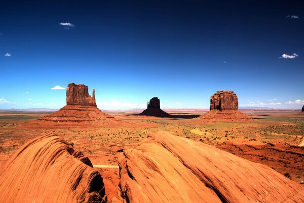 Contrasto di sabbia e cielo blu