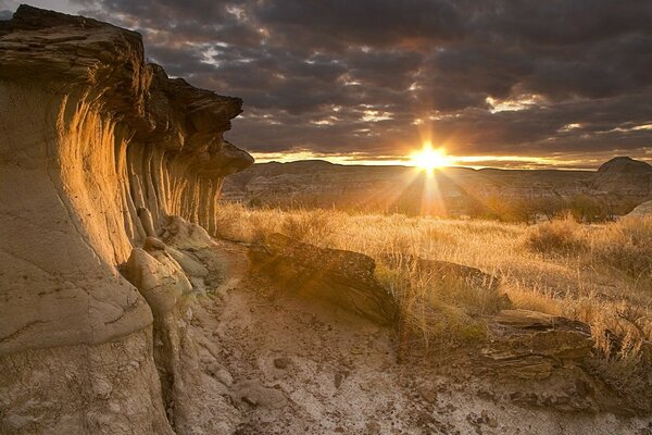 O pôr do sol iluminou uma montanha de areia