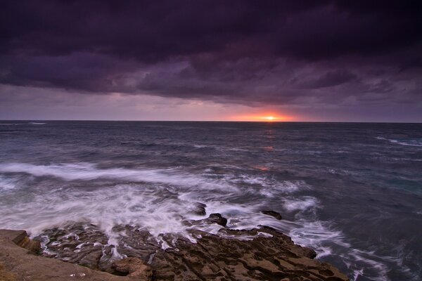 Mar e oceano ao pôr do sol