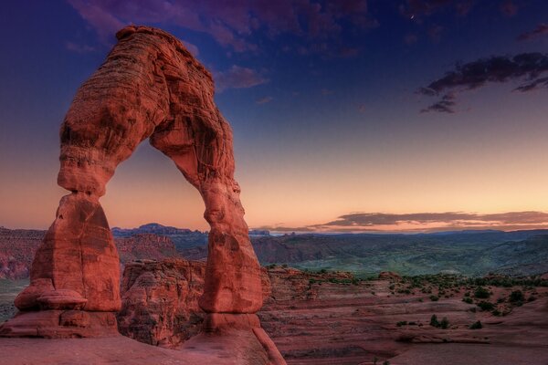 Steinbogen im Canyons bei blauem Sonnenuntergang