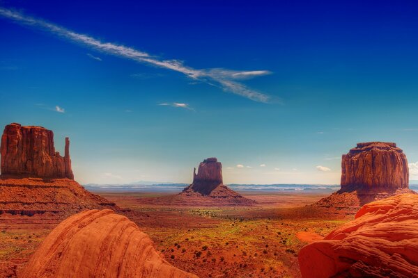 Rocce architettoniche nel deserto sotto il cielo blu