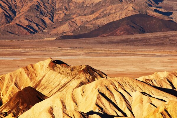 A mountain range in the desert in daylight