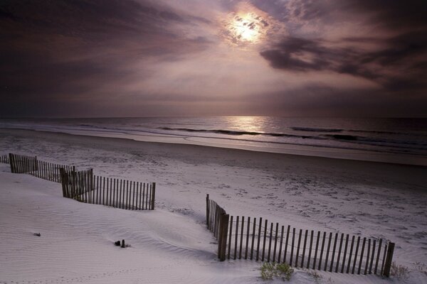 Strand im Schnee, Sonne durch die Wolken