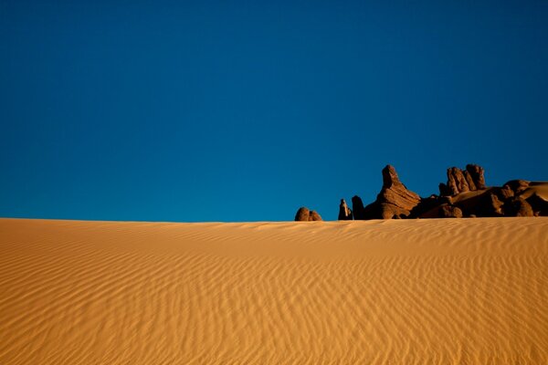 Desierto, arena, montañas y cielo