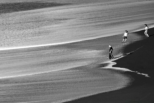 Competition of movement on the beach