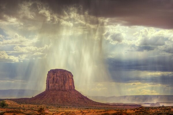 Chove no deserto nas montanhas