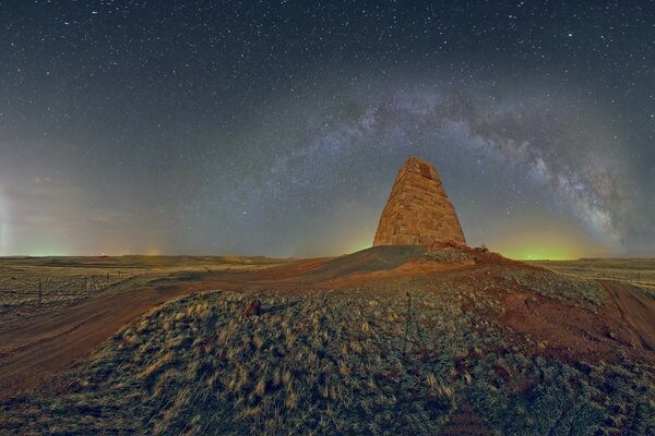 Noche estrellada en el desierto de montaña