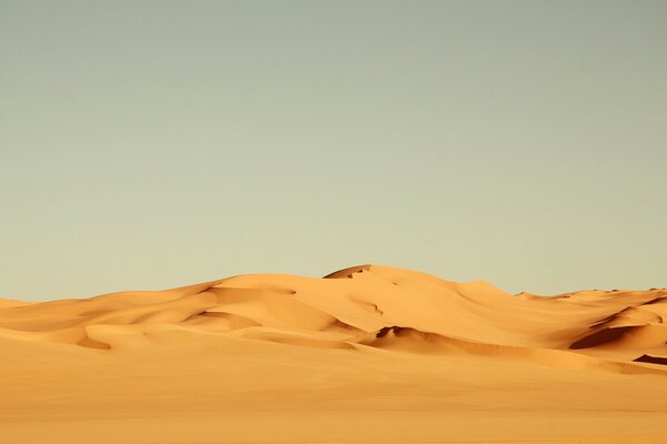 Бесплодная пустыня с песчаными дюнами