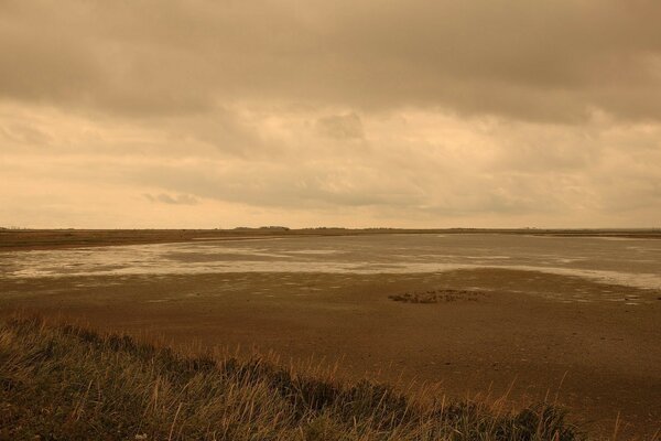 Eau mer estuaire ciel nuageux