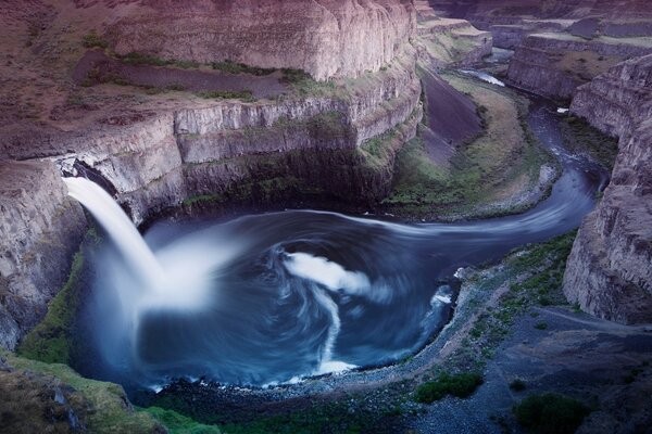 Grafiken Bergfluss-Wasserfall aus der Vogelperspektive