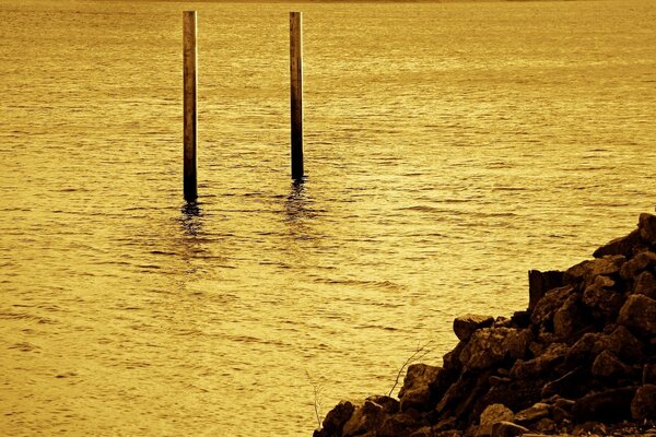 Puesta de sol y mar, playa y piedras