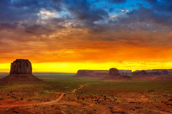 Deserto arenarie cielo nuvoloso sentiero sabbia