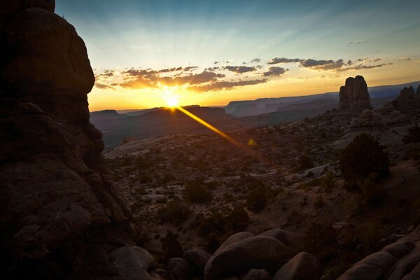 Vue du coucher de soleil sur la montagne dans le désert