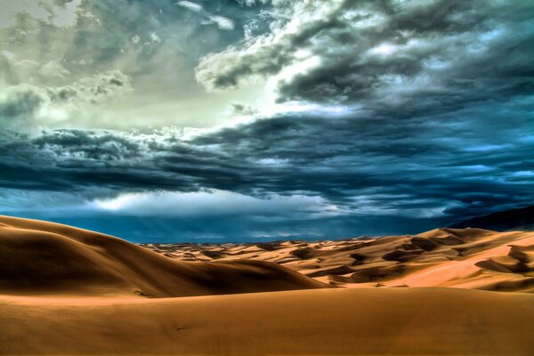 Cielo blu-blu nel deserto