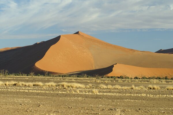 Colline de sable dans le désert aride