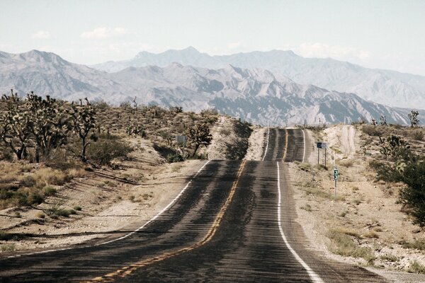 El camino que conduce a las montañas