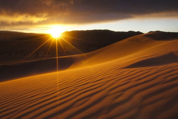 Puesta de sol en el desierto hermosa vista