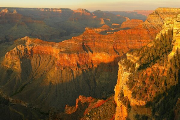 Viaje a través de hermosas montañas altas