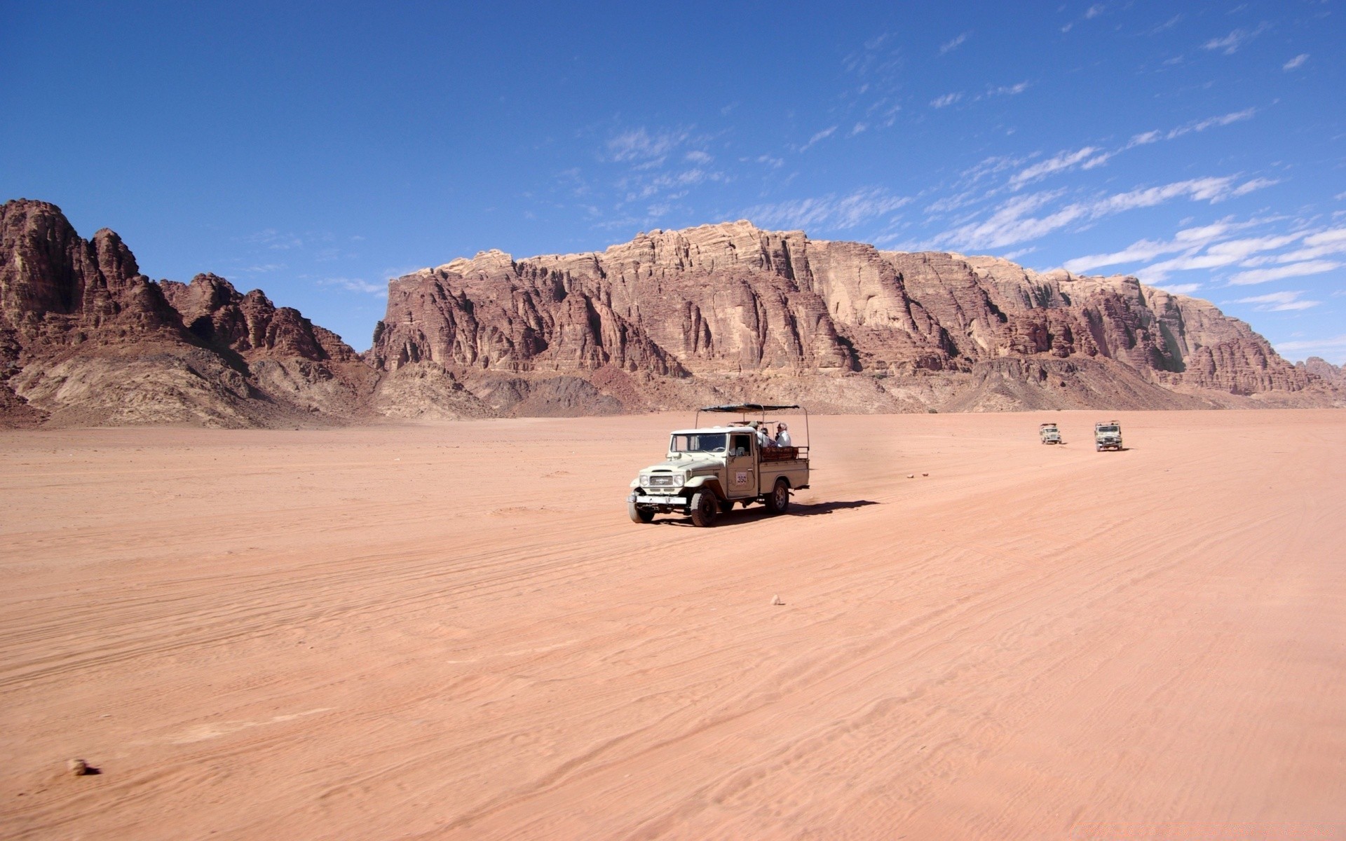 deserto areia viajar paisagem montanhas luz do dia ao ar livre seco colina arid cênica céu caminhadas remoto rocha aventura