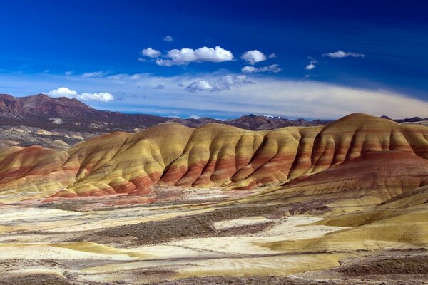 Paesaggio deserto e piccole montagne