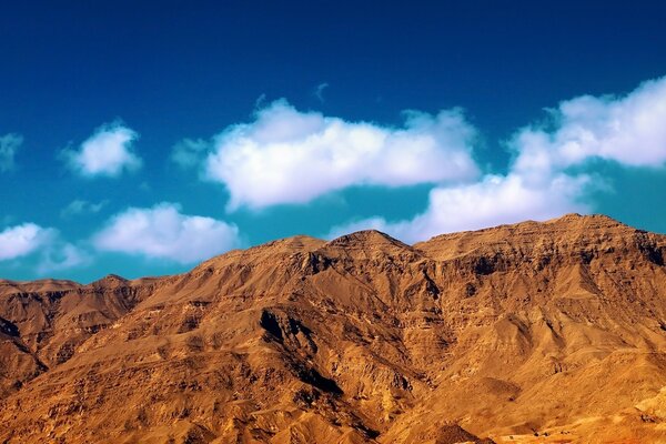 Montagnes dans le désert et le temps nuageux