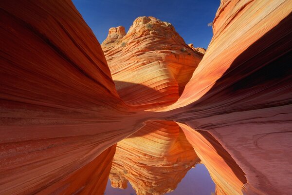 Canyon di sabbia negli Stati Uniti e nel cielo