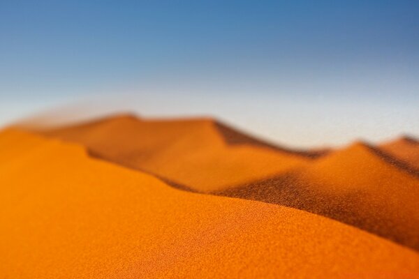 Grandes dunas no deserto quente