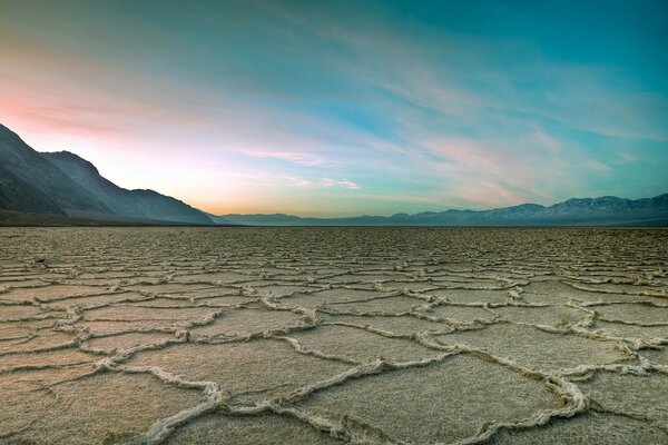 Düstere Landschaft einer kargen Wüste