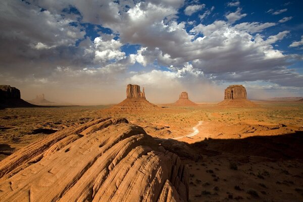 Paisaje al atardecer en el desierto de arena