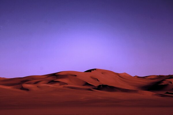 Serenità tranquilla la sera nel deserto