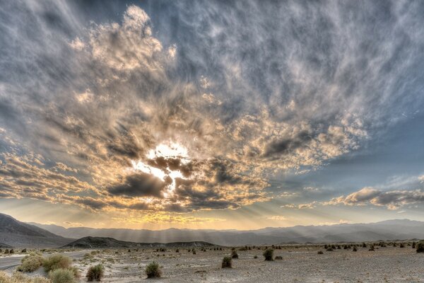 Himmelslandschaft bei Sonnenuntergang in der Wüste