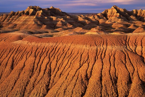 Paisaje de desierto seco y montaña