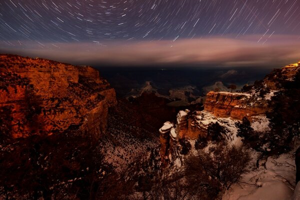 Il cielo stellato nel deserto sembra basso